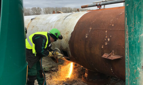 Mittels Schneidbrenner werden Türme und Metallschrotteile vor Ort zerlegt.